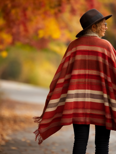 Comment intégrer un poncho dans une tenue de saison ?