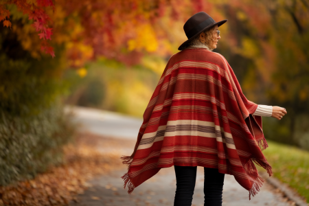 Comment intégrer un poncho dans une tenue de saison ?